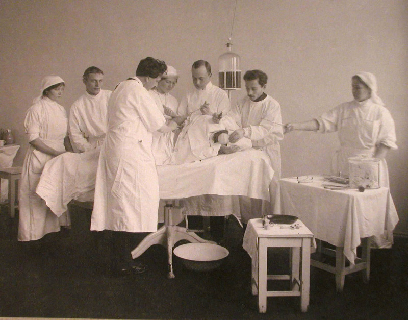 medical-doctor-uniform-coat-history-medicinas-arsti-halats-apgerbs-koi-baltic.jpg